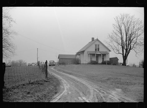 Farmhouse in Parke County, Indiana Vintage Houses, Painting Subjects, Old Barns, Old Farm, Historical Place, Old Building, Abandoned Houses, Historical Photos, Old Pictures