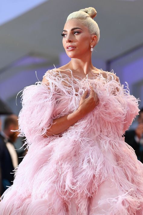 Lady Gaga's Gown Has More Pink Feathers Than a Flock of Flamingos at the Zoo Celebrity Summer Style, Lady Gaga Fashion, Stile Kylie Jenner, Lady In Pink, Miss Americana, Lady Gaga Photos, Lady Gaga Pictures, Hollywood Heroines, Rosamund Pike