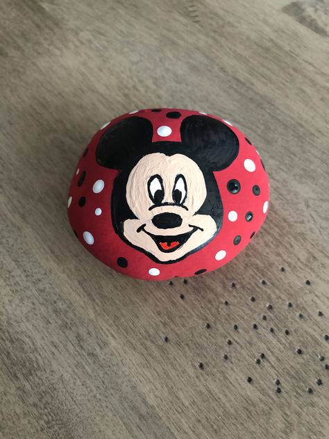 Mickey Mouse Painted Rocks, Mouse Paint, Kiss Painting, Stone Decoration, Cute Mickey Mouse, Painted Rock Animals, Stone Art Painting, Happy Stones, Painted Rocks Diy