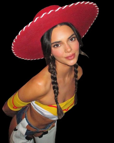 Kendall Jenner Jesse Costume, Kardashian Jenner Halloween Costume, Halloween Costumes Kardashians, 23 Halloween Costume, Unbasic Halloween Costumes, Halloween Inspo Brunette, Kendall Halloween Costume, Halloween Costumes 23, Kardashians Costume