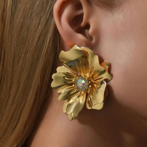 Zara Gold Large Flower Earrings New (Boutique Packaging) Let Me Know If You Like To Bundle With Another Listing! *I Always Accept Reasonable Offers Cute Earrings Cute Jewelry Dainty Jewelry Summer Vacation Cute Outfits Trendy Jewelry Formal Jewelry Wedding Earrings Lovers Gift Holiday Gift Gift For Her Luxury Statement Earrings, Jewelry Campaign Flowers, Zara Flower Earings, Opulent Earrings, 2022 Jewelry Trends, Post Jewelry, Night Beauty Routine, Flower Earrings Gold, Formal Jewelry