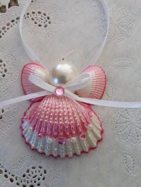 Decorated Seashells, Seashell Angels, Angel Ornaments Diy, Seashell Centerpieces, Seashell Art Diy, Seashell Christmas Ornaments, Seashell Christmas, Glitter Ornaments Diy, Beach Themed Crafts