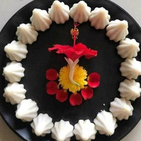 Ganpati Food Ideas, Lotus Asan For Ganpati, Modak Ganpati Decoration, Vinayagar Chaturthi Decoration At Home, Ganpati Thali Decoration Ideas, Ganpati Thali Decoration, Vinayagar Chaturthi Decoration, Rangoli For Ganpati Festival, Arti Thali Decoration Ideas For Ganpati