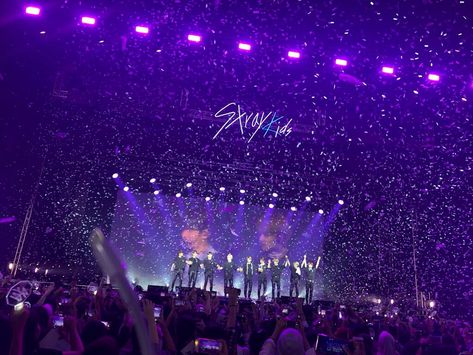 Unveil Tour in JKT #straykids #bangchan #woojin #leeknow #changbin #hyunjin #han #felix #seungmin #jeongin Rosé 90s, Stray Kids Fashion, Celebrity Look Alike, Celebrity Style Red Carpet, Stray Kids Seungmin, Kids Icon, Kids Poster, Felix Stray Kids, Purple Wallpaper