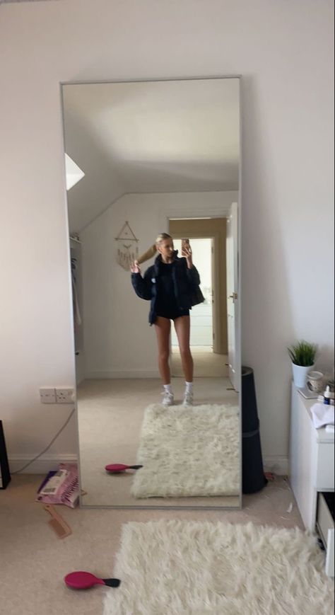 Blonde Mirror Pic, Blonde Selfies, Kendall Jenner Video, Catfish Girl, Pretty Blonde Hair, Blonde Aesthetic, Girl Mirror, Fake Account, Pretty Brunette