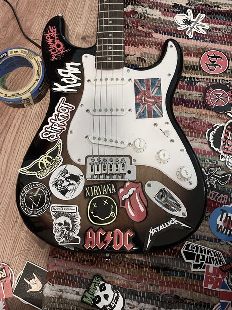 Red Electric Guitar, Estilo Punk Rock, Black Electric Guitar, Guitar Stickers, Electric Guitar Design, Rockstar Aesthetic, Guitar Obsession, Guitar Electric, Guitar Pics