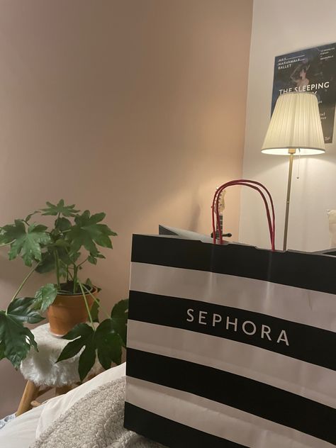 Sephora Employee Aesthetic, Many Shopping Bags Aesthetic, Aesthetic Shopping Bags Pictures, Sephora Shopping Aesthetic, Aesthetic Shopping Bags, Sephora Shopping Bag Aesthetic, Sephora Shopping Bag, Sephora Shopping, Aesthetic Shopping