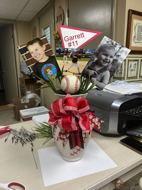 Baseball vase with photos and pennant Senior Serve Baseball Table Ideas, Baseball Arrangements, Mason Jar Picture Ideas, Senior Baseball Table Ideas, High School Baseball Banquet Decor, Baseball Senior Serve Tables, Baseball Mason Jar, Jar Picture, Mason Jar Picture