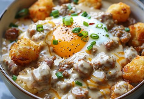 Tater Tot Breakfast Bowl with Sausage Gravy Tator Tot Breakfast Bowl With Gravy, Sausage Gravy Tater Tots, Tater Tot Breakfast Bowl, Tator Tot Breakfast, Brunch Recipies, Ramadan Recipe, Tater Tot Breakfast, Breakfast Soup, Keto Lunch