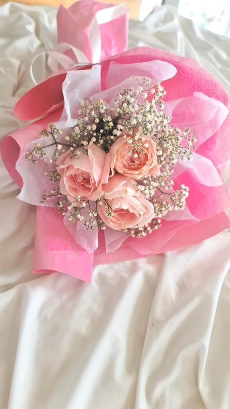 Flowers gifts Small Pink Bouquet Simple, Rose Bunch, Pink Rose Bouquet, Glitter Roses, Bouquet Design, Small Bouquet, Pink Bouquet, Aesthetic Ideas, Flower Bouquets