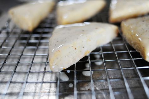 Mmmmmmmmm...Vanilla Bean Scones!!  Just like at Starbucks!!  <3 those things!!! Vanilla Scones, Vanilla Bean Scones, Starbucks Vanilla, Pioneer Woman Recipes, Scone Recipe, The Pioneer Woman, Savory Recipes, Breakfast Breads, Pioneer Woman