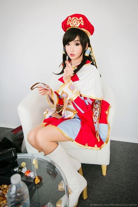 Alodia Gosiengfiao is a Filipino cosplayer. She is the Goddess of Cosplay and Cosplay Queen not only in the Philippines but also in the world. Check out her official facebook page: https://www.facebook.com/AlodiaGosiengfiao Alodia Gosiengfiao, Female Anatomy, Cool Costumes, Pretty Face, Snow White, Harajuku, Dress Up, Magazine, Disney Princess