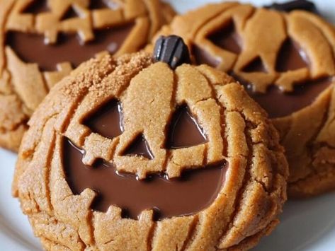 Milk Chocolate Stuffed Jack-O-Lantern Cookies: The Ultimate Halloween Treat! - NewsBreak Milk Chocolate Stuffed Jack O Lantern Cookies, Lemon Creme Cake, Jack O Lantern Cookies, Pumpkin Shaped Cookies, Coffee Fudge, Autumn Spices, Strawberry Shortcake Ice Cream, No Bake Pumpkin Cheesecake, Easy Pumpkin Pie