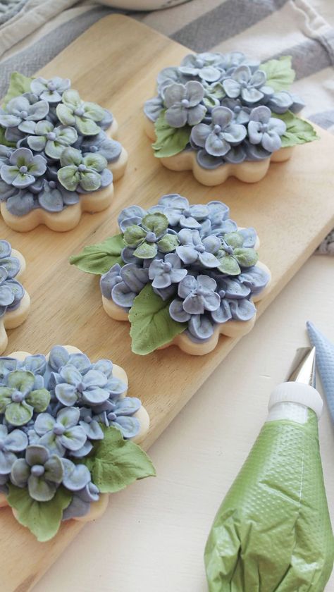 Frosted YYC - Kendra | Re-working this reel from last spring because the warm weather this week in Calgary has me tricked into thinking that winter is ending.… | Instagram Hydrangea Sugar Cookies, Hydrangea Cookies, Hydrangea Cookie, Flower Sugar Cookies, Iced Sugar Cookies, Summer Cookies, Pretty Dessert, Pretty Cookies, Decorator Icing