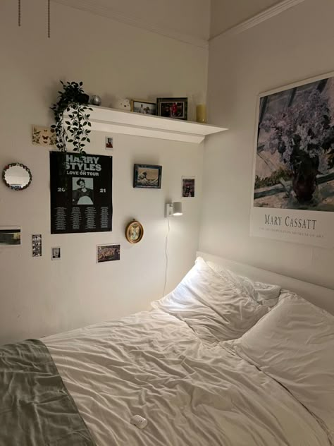 Basic Room Ideas Aesthetic, Bed In Corner Of Room Against Wall Ideas Aesthetic, Small Bed Decor, White Simple Room Aesthetic, White Wall Room Ideas, Industrial Room Aesthetic, Room Ideas For Small Rooms Simple, Room Decor Ideas Clean, Bedroom Small Ideas