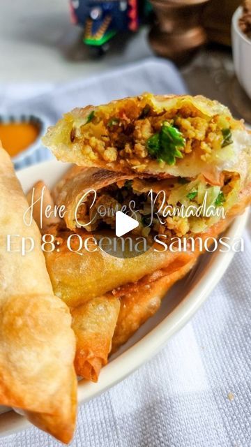 Rafia Mazhar on Instagram: "HERE'S HOW TO MAKE IT ⤵️
⠀⠀⠀⠀⠀⠀⠀⠀⠀
Here Comes Ramadan Episode 9 - Qeema Samosa🌙

Recipe (Makes 10 Samosas)
2 tbsp oil
250 g mince (beef/mutton/chicken)
1 tsp coriander powder 
½ tsp cumin
½ tsp kashmiri red chilli powder 
½ tsp red chilli flakes 
½ tsp black salt
¼ tsp turmeric 
1 tsp garlic paste
1 tsp ginger paste
Salt to taste
1 small chopped onion
2 tsp green chillies chopped
1 Handful coriander leaves chopped 
Samosa sheets for folding 

• Add the oil, mince and all spices in a pan. Cook in the mince's own water until the mixture is completely dry
• Cool down completely 
• Add the chopped onion, coriander and green chillies. Adjust the salt 
• Fold into your samosa sheets and freeze if required 
• Fry in medium hot oil till golden. Or air fry at 200 °C for Ginger Paste, Samosa Recipe, Red Chilli Powder, Black Salt, Coriander Powder, Coriander Leaves, Indian Snacks, Chilli Flakes, Garlic Paste