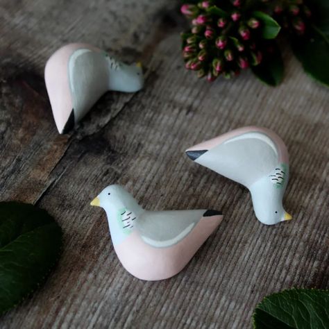 ⭐️New⭐️ Wood pigeon brooches 😊 . . #birds #pigeon #birdbrooch #clay #airdryclay #claybirds #clayart #clayanimals #claybrooch #brooch #birdsofinstagram #brooches #pins #pinstagram #artsandcrafts #cute #cuteanimals #wildlife #wildlifeart #pottery #potteryanimals #etsy #etsyuk #fallingfauna Pigeon Craft, Clay Pigeon, Clay Brooch, Air Drying Clay, Wood Pigeon, Clay Birds, Art Journal Prompts, Pottery Animals, Bird Pins