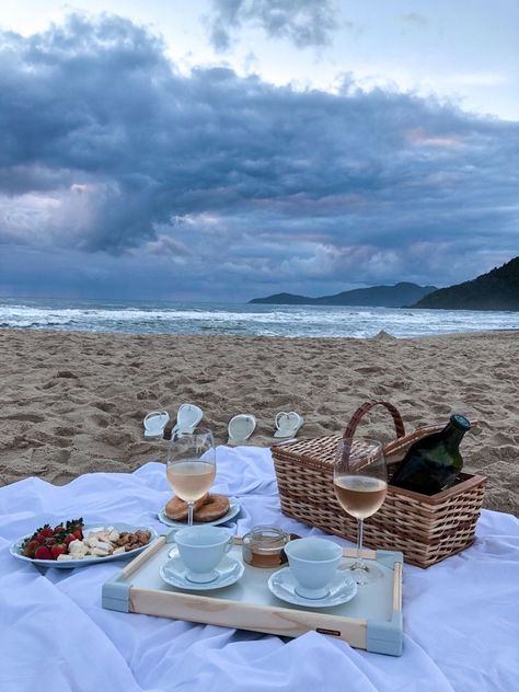 Picnic Beach Ideas, Beach Date Ideas, Sunrise Picnic, Beach Dinner Parties, Surprise Proposal Pictures, Romantic Beach Picnic, Beach Picnic Party, Picnic Engagement Photos, Picnic Pictures