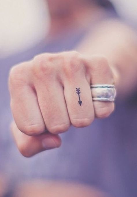 Tattoo Main, A Small Tattoo, Tiny Tattoos For Women, Arrow Tattoo Design, Small Finger Tattoos, Petit Tattoo, Finger Tattoo Designs, Small Tattoos With Meaning, Small Tattoos Simple