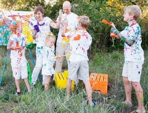 Fun Photo Ideas, Paint Photoshoot, Summer Family Portraits, Outdoor Family Photoshoot, Fun Family Pictures, Funny Family Photos, Summer Family Pictures, Robertson Family, Street Pics