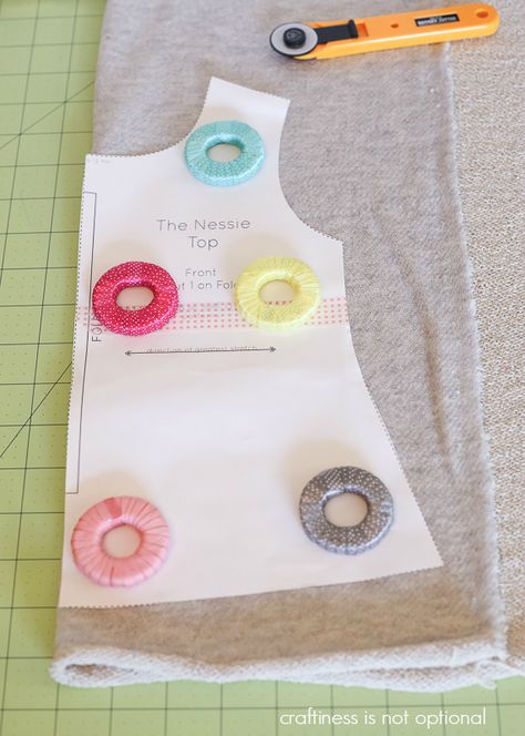 ribbon and washer fabric weights.....to use up  those scraps of ribbon.  why didn't I think of this Pattern Weights, Ideas Hogar, Kleidung Diy, Sewing Fabrics, Sewing Rooms, Love Sewing, Sewing Gifts, Sewing For Beginners, Sewing Accessories