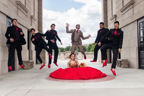 Quince Pictures With Chambelanes, Quinceanera Picture Ideas With Parents, Chambelanes Outfits Quinceanera Pink, Quince Court Pictures, Quinceanera Picture Ideas, Quince Surprise Dance Outfits, Quinceanera Chambelanes, Chambelanes Outfits Quinceanera, Red Quince Theme