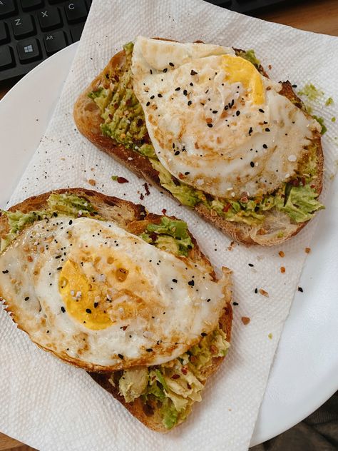 Avocado Toast With Fried Egg, Avacodo Toast Recipes Breakfast Eggs, Avocado Toast Toppings, Fried Egg Aesthetic, Avacado Dinner, Avocado And Egg Toast, Toast And Eggs, Avocado Egg Toast, Content Room