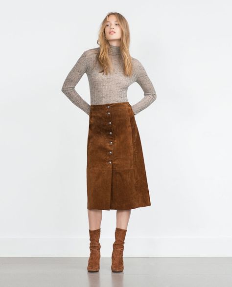 Suede Skirt Outfit, Zara Leather Skirt, Look Zara, Style Désinvolte Chic, Style Casual Chic, Long Skirt Outfits, Rock Outfit, Brown Skirt, Zara Skirts