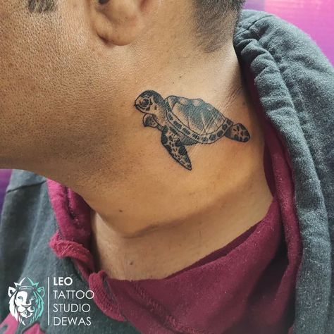 Turtle Neck Tattoo, Tattoo Turtle, Leo Tattoo, Bus Stand, Leo Tattoos, Turtle Tattoo, New Bus, Neck Tattoo, Tattoo Designs Men