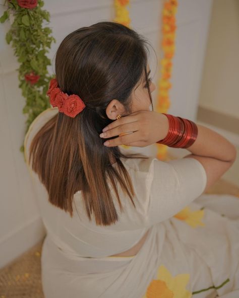 Simple Hairstyles For Navratri, Onam Hairstyles For Short Hair, Onam Hairstyles, Navratri Hairstyles, Floral Hairstyles, Saree Hairstyle, South Indian Hairstyle, Simple Bridal Hairstyle, Poola Jada