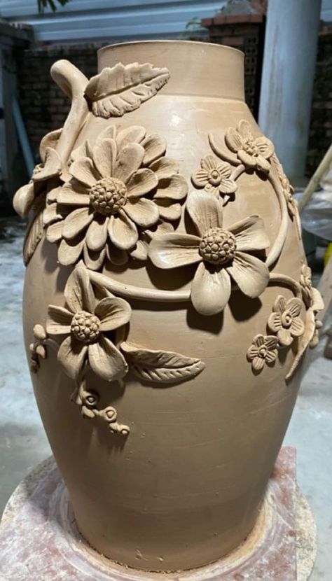 Clay Vase With Flowers, Earthenware Pottery Ideas, Ceramic Vessels Ideas, Clay Pinch Pots, Ceramic Vases Design, Coil Pottery, Coil Pots, Earthenware Pottery, Tanah Liat