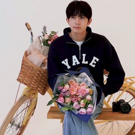 Heeseung Holding Flower, Heeseung Bouquet, Heeseung With Flowers, Heeseung Flower, Giving Flowers, Holding Flowers, Orange Flowers, Flowers Bouquet, Collage