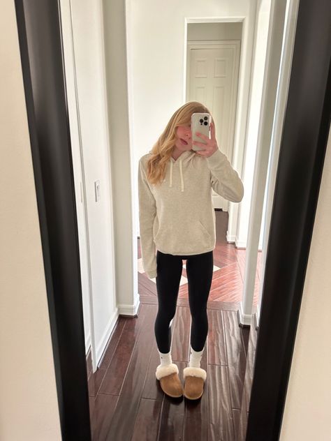 Outfit Inspo Ugg Slippers, How To Style Ugg Scuffette, Ugh Scuffette Outfit, Outfits With Ugg Disquette Slippers, Comfy Outfits With Ugg Slippers, Ugg Cozy Slippers Outfit, Outfit Ideas With Ugg Slippers, Ugg Scuffette Outfit, Uhh Slippers Outfits