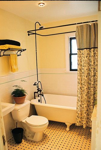 1940's cottage bathroom. 40s Bathroom, 1940s Home Decor, 1940s Cottage, Clawfoot Tub Bathroom, Craftsman Remodel, Vintage Style Bathroom, 1940s Home, Laundry Ideas, Cottage Bathroom