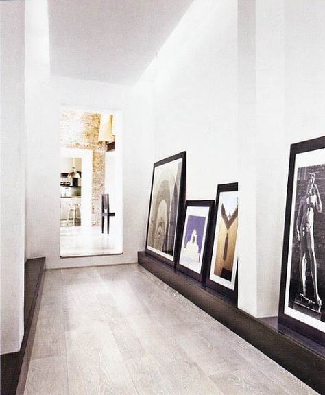 art in the hallway Home Atelier, Casa Vintage, Hotel Design, Interior Design Inspiration, Interior Spaces, Interior Inspiration, The Wall, Interior And Exterior, Interior Architecture