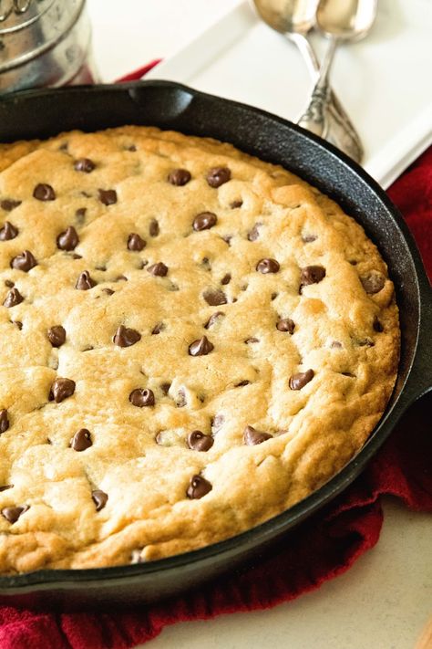 Cast Iron Skillet Cookie, Skillet Food, Cast Iron Skillet Recipes Dinner, Chocolate Chip Skillet Cookie, Skillet Cookie Recipe, Chocolate Chip Cookie Pie, Giant Chocolate Chip Cookie, Skillet Chocolate Chip Cookie, 17 Birthday