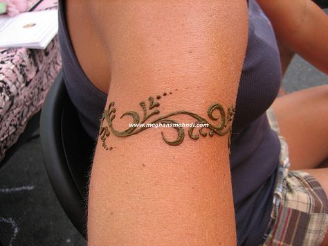 Arm Band Henna, Tattoo Arm Band, Arm Cuff Tattoo, Tattoo Ideas Arm, Cute Henna Tattoos, Henna Style Tattoos, Cuff Tattoo, Small Henna, Line Tattoo Ideas