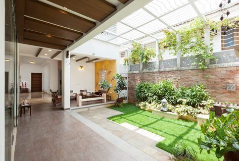 Small Courtyard House, Courtyard House Design, Modern Courtyard House, House Interior Modern, Indoor Courtyard, Small Courtyard, Modern Courtyard, Courtyard Gardens Design, Small House Interior