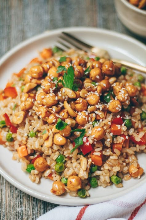 Sweet & Sour Cashew and Chickpea Fried Rice Chickpeas And Rice, Chickpea Fries, Sweet And Sour Recipes, Plant Based Meals, Chickpea Recipes, Green Planet, Vegetarian Meals, Meatless Meals, Meatless Monday