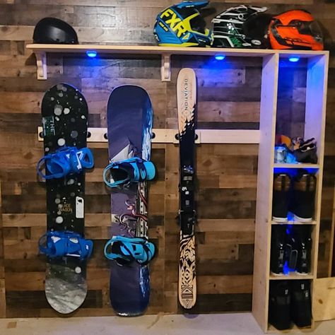 Snowboard Storage Ideas, Ski Storage Ideas, Snowboard Home Storage, Snowboard Room, Garage Storage Skis, Ski Mudroom Ideas, Gear Room Organization Sports Equipment, Ski Snowboard Storage, Snowboard Rack