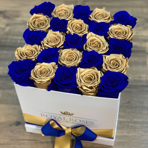 The Royal Roses on Instagram: “So Royal So Golden 💙💛” Royal Blue Bouquet, Roses Bouquet Gift, Luxury Roses, Fondant Flower Tutorial, Săpunuri Handmade, Bridal Theme, Flower Box Gift, Diy Xmas Gifts, Kings And Queens