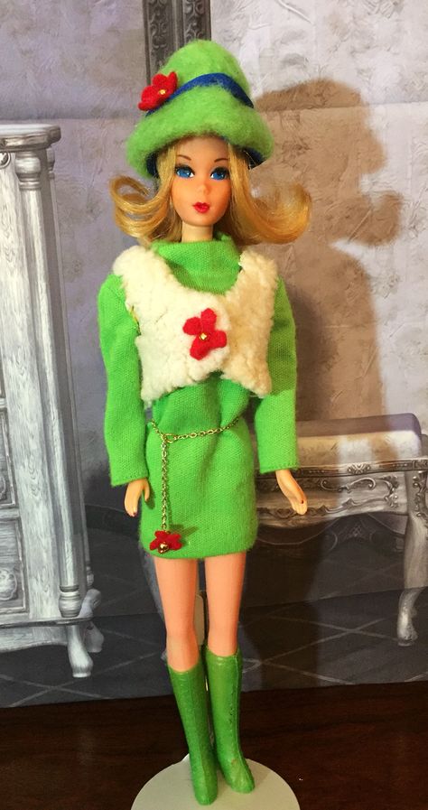 Green Wardrobe, Barbie 80s, Vintage Barbies, Diy Barbie Clothes, Vintage Barbie Clothes, Retro Stuff, Barbie Style, Barbie Vintage, Barbie Dream