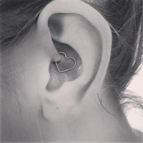 Daith Heart Jewelry, Heart Earings Piercings, Ear Heart Piercing, Daith Piercing Aesthetic, Ear Piercings Heart, Ear Piercing Ideas Daith, Piercing Ideas Daith, Ear Piercing Daith, Ear Piercings Daith