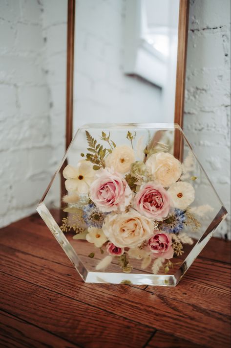 Flowers In Epoxy Resin Diy, Bridal Bouquet Resin Preservation, Wedding Bouquet Saving Ideas, Wedding Flowers After The Wedding, Flower Bouquet Shadow Box Ideas, Wedding Flower Epoxy, Bouquet Wedding Preservation, Wedding Bouquet Keepsake Ideas, Epoxy Resin Wedding Bouquet