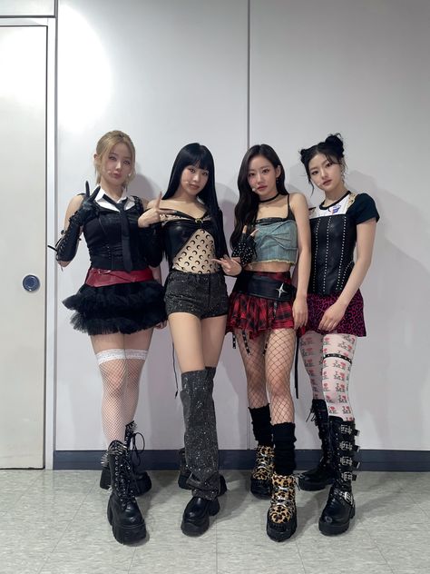 Kiss Of Life Concert Outfit, Kiss Of Life Outfits, Kiss Of Life, Tour Outfits, Concert Outfits, Concert Fits, Concert Outfit, Girl Group, Kiss