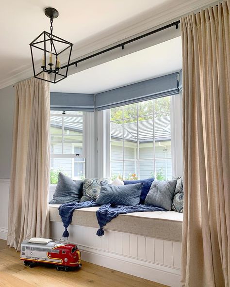 Bay Window Seat Bedroom, Bay Window Ideas Curtains, Bay Window Reading Nook, Window Seat Curtains, Window Pillows, Window Seat Living Room, Ideas For Living Room Curtains, Bedroom With Bay Window, Reading Nook Window Seat