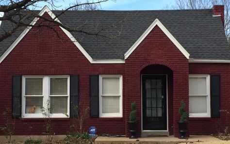 Wine red house with dark green door and shutters. Attractive. 2017 Burgundy Brick House Exterior, Dark Red Exterior House Colors, Maroon House Exterior, Burgundy House Exterior, Red Exterior House Colors, Trending Exterior House Colors, Burgundy House, Red House Exterior, Dark Whimsical