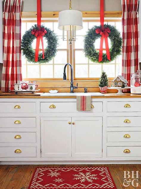 Are you a strict post-Thanksgiving or December-only holiday decorator? Or maybe you don't put up the tree until the week before Christmas? You may change your mind about when the Christmas decor goes up after reading this. #christmas #christmasdecorating #holidaydecorating Black And White Boho Kitchen, Boho Kitchen Rug, Diy Kitchen Makeover Ideas, Hanging Christmas Lights, Kitchen Diy Makeover, Christmas Kitchen Decor, Navidad Diy, Boho Kitchen, Pretty Christmas