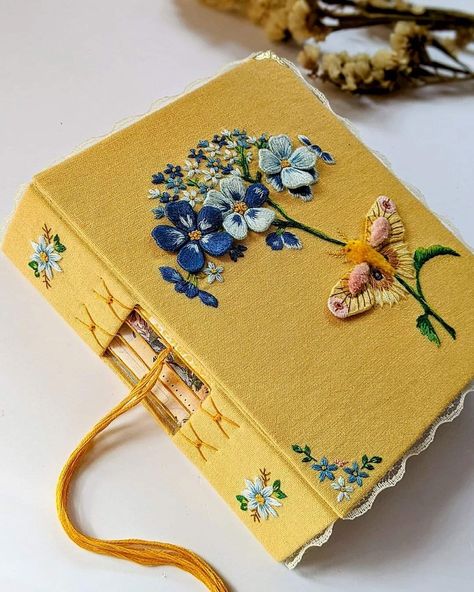 Book Binding Diy, Learning To Embroider, Gift Wrapping Inspiration, Journal Handmade, Diy Journal Books, Diy Embroidery Designs, Self Taught, Embroidery Book, Hand Embroidery Projects