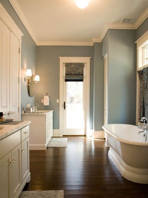 20 Gorgeous Bathrooms With Wooden Floors Small Restroom, Makeover Kamar Mandi, Bathroom Grey, Ideas Baños, Traditional Bathroom Designs, Sopot, Traditional Bathroom, Bath Vanity, Farmhouse Bathroom